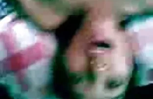 XXX bir kızın dizlerinin üzerine oturduğunda ve kıçıyla ısınmaya ensest lez porn başladığında,