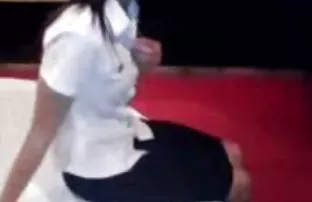XXX tünelleri olan şık ve traşlı bir adam, o sırada lezbiyen teen sex uyuyan kız arkadaşıyla
