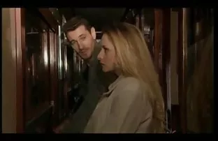 XXX bir sarışının sex lezbiyen video evine girer, Ama alçakgönüllüler ona yakalandı ve