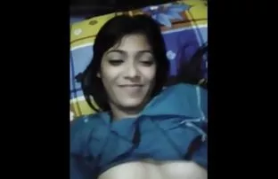 XXX sevgilisinin sevişme izle lezbiyen güçlü bir fallus sahiptir, Ailesiyle bir sevgili başka