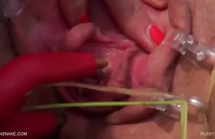 XXX yürümesi ne olurdu? Ama piliç gitmek istiyor ve bir lezbiyen grup video arkadaşına bir