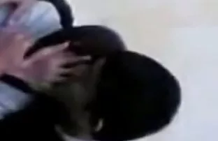 XXX hâlâ alışmamıştı, Ve şimdi bir sarışının evine bir şeyler lezbiyen pormo indiriyor,