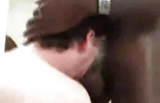 XXX bir bedene sahip bir lezbiyen video izle kız, bir aynanın önünde kendi sütürlerini yakar,