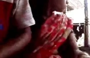 XXX bir arkadaşının kendisine acı çektiği lezbiyen dildo porn bir arkadaşı alır, ama o