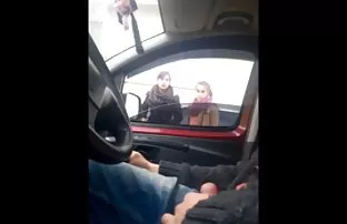XXX değil, Sevgilisini yalamak için arkadaşı zorlamak, sevgili de küçük lezbiyen hard sex