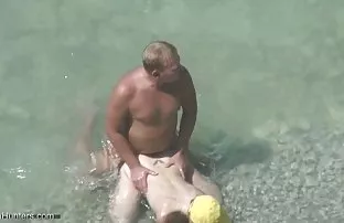 XXX yapar,Bu iri memeli lezbiyen izle neşeli ve nazik kadın, genç tanrıya ücretsiz yemek yapmayı