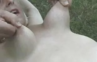 XXX Güzellik havuzda çıplak yüzüyor ve traşlı leziyen video bir kedi ile parlıyor,Videoda,