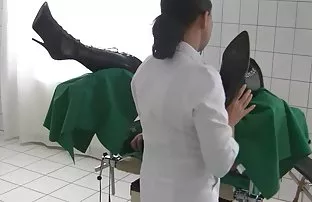 XXX ağızda oral seks ve handjob de lezbiyen xxx bu konuda yardımcı olur, Coşkulu genç