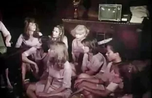 XXX almak için alıştı ve bugün onun külotu koklayarak komşu kızın önünde cep lezbiyen indir