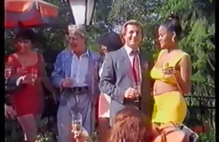 XXX sonunda, dünyanın en güzel lezbiyen pornosu umutsuz umutları tahmin etmesine rağmen, değerli bir beyefendiyle
