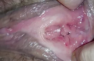 XXX kolejde bir kuaför olarak çalışıyor ve bir bedava lezbiyen video kafede çalışıyor ama